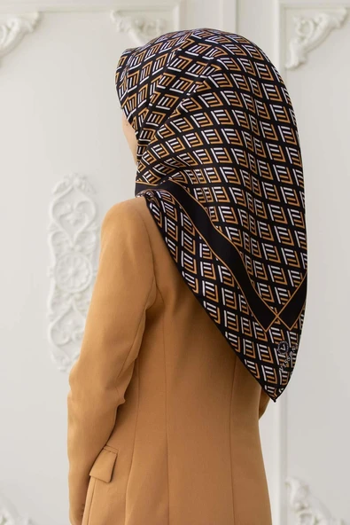 % 57 İPEK % 43 VİSKON Twill İpek Geometrik Desenli Siyah - Gold Renkli 90x90 Eşarp Dikim Şekli : El Dikişi ürün görseli