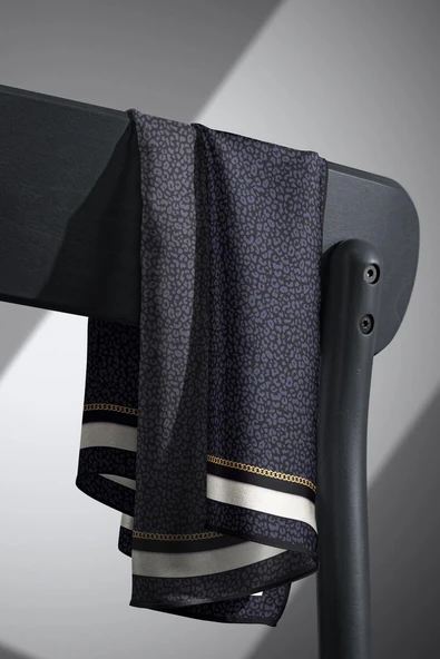 % 57 İPEK % 43 VİSKON Twill İpek Leopar Desenli Siyah Renkli 90x90 Eşarp Dikim Şekli : El Dikişi - Resim 5