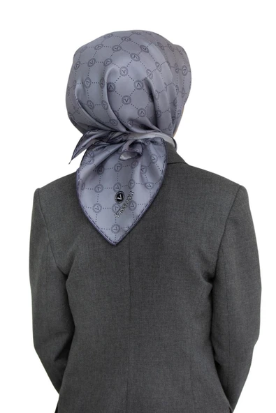 %100 Twill İpek Monogram Desenli Gri Renkli 90x90 Eşarp Dikim Şekli : El Dikişi ürün görseli
