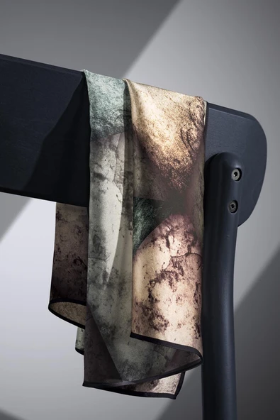 % 57 İPEK % 43 VİSKON Twill İpek Dokulu Ve Geometrik Desenli Zümrüt Yeşili - Haki Renkli 90x90 Eşarp Dikim Şekli : El Dikişi - Resim 3