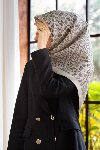 100% Twill İpek Etnik Motif Desenli Krem - Siyah Renkli 90x90 Dikim Şekli : El Dikişi Eşarp ürün görseli 1