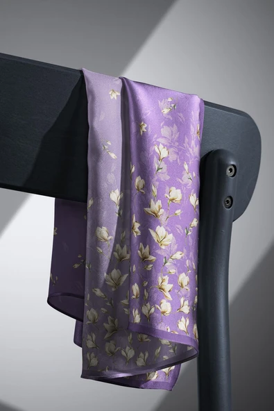 % 57 İPEK % 43 VİSKON Twill İpek Çiçek Desenli Lila Renkli 90x90 Eşarp Dikim Şekli : El Dikişi - Resim 4