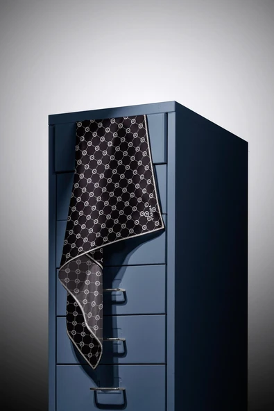 %100 Twill İpek Monogram Desenli Siyah - Krem Renkli 90x90 Eşarp Dikim Şekli : El Dikişi - Resim 4