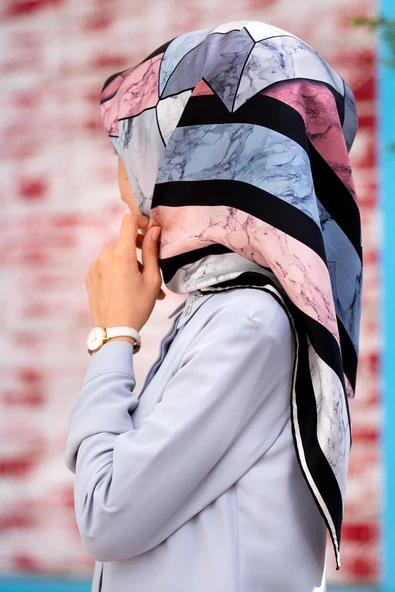 %100 Twill İpek Geometrik Mermer Desenli Pudra - Siyah Renkli 90x90 Eşarp Dikim Şekli : El Dikişi ürün görseli