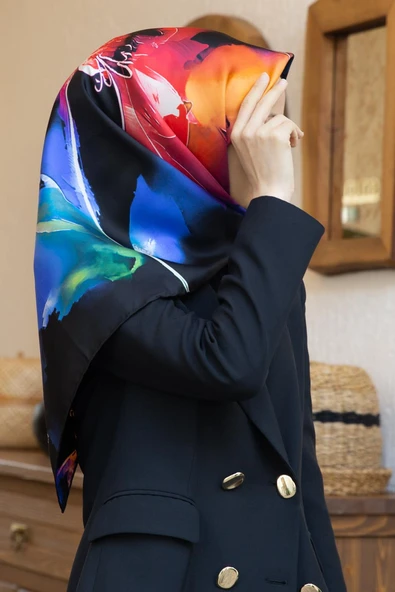 %100 Twill İpek Sulu Boya Çiçek Desenli Siyah Renkli 90x90 Eşarp Dikim Şekli : El Dikişi ürün görseli