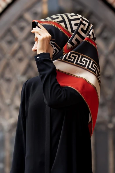 %100 Twill İpek Labirent Ve Geometrik Desenli Kırmızı - Siyah Renkli 90x90 Eşarp Dikim Şekli : El Dikişi ürün görseli