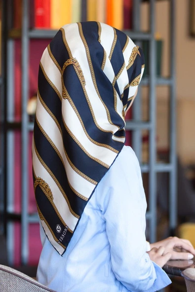 %100 Twill İpek Kemer Desenli Lacivert - Krem Renkli 90x90 Eşarp Dikim Şekli : El Dikişi ürün görseli