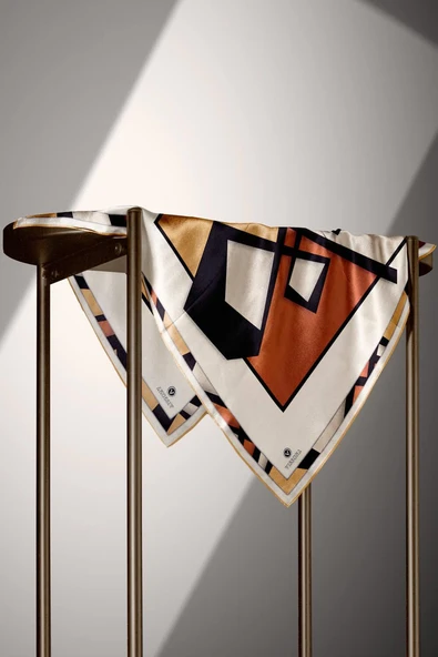 %100 Twill İpek Geometrik Desenli Taba - Gold Renkli 90x90 Eşarp Dikim Şekli : El Dikişi - Resim 3