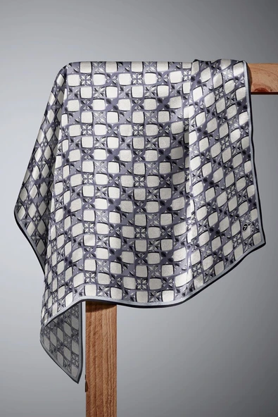 %100 Twill İpek Geometrik Desenli Krem - Gri Renkli 90x90 Eşarp Dikim Şekli : El Dikişi - Resim 6