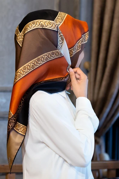 %100 Twill İpek Geometrik Desenli Bej - Taba Renkli 90x90 Eşarp Dikim Şekli : El Dikişi ürün görseli