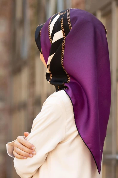 %100 Twill İpek Zincirli Çizgi Desenli Siyah - Mürdüm Renkli 90x90 Eşarp Dikim Şekli : El Dikişi ürün görseli