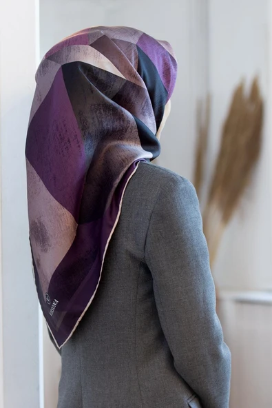 % 57 İPEK % 43 VİSKON Twill İpek Geometrik Desenli Gri - Gül Kurusu Renkli 90x90 Eşarp Dikim Şekli : El Dikişi ürün görseli