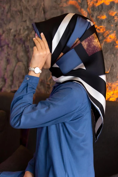 %100 Twill İpek Karo Desenli İndigo - Siyah Renkli 90x90 Eşarp Dikim Şekli : El Dikişi ürün görseli