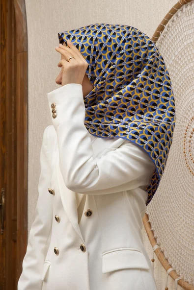 %100 Twill İpek Geometrik Desenli Saks - Gold Renkli 90x90 Eşarp Dikim Şekli : El Dikişi ürün görseli