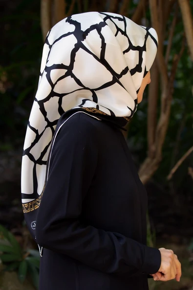 %100 Twill Taş Desenli Krem - Siyah Renkli 90x90 Eşarp Dikim Şekli: El Dikişi ürün görseli