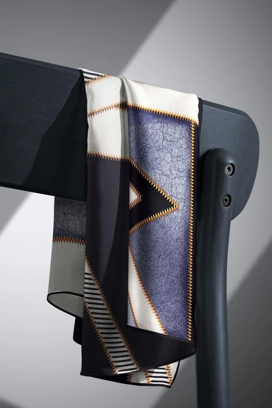 %100 Twill İpek Geometrik Desenli Gümüş - Siyah Renkli 90x90 Eşarp Dikim Şekli : El Dikişi - Resim 5
