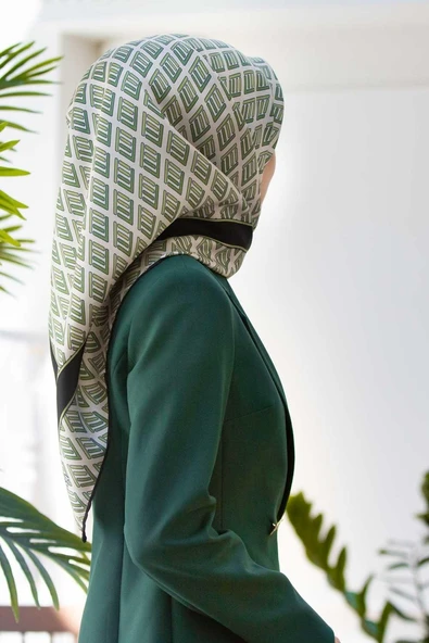 % 57 İPEK % 43 VİSKON Twill İpek Geometrik Desenli Krem - Çağla Renkli 90x90 Eşarp Dikim Şekli : El Dikişi ürün görseli