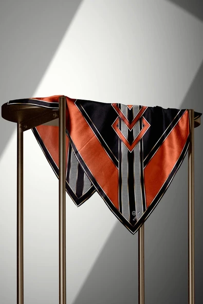 %100 Twill İpek Kareli Kazayaklı Desenli Taba - Siyah Renkli 90x90 Eşarp Kenar Dikiş Şekli El Dikişli - Resim 4