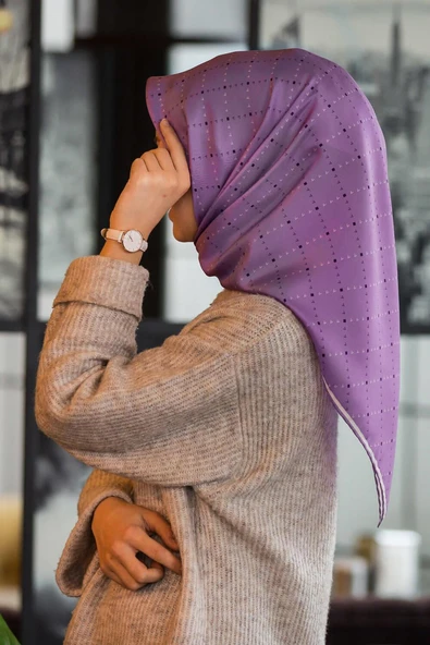 %100 Twill İpek Minik V Desenli Mor Renkli 90x90 Eşarp Dikim Şekli : El Dikişi ürün görseli