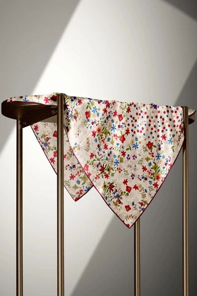 %100 Twill İpek Çıtır Çiçek Desenli Krem - Bordo Renkli 90x90 Eşarp Dikim Şekli : El Dikişi - Resim 4