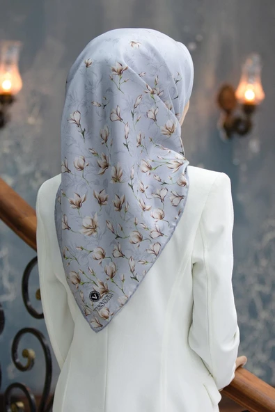 % 57 İPEK % 43 VİSKON Twill İpek Çiçek Desenli Bebe Mavisi Renkli 90x90 Eşarp Dikim Şekli : El Dikişi ürün görseli