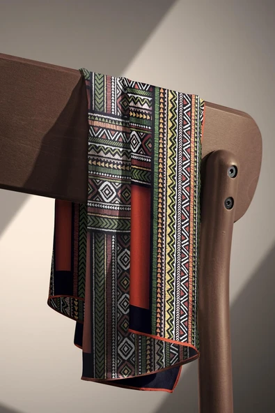 %100 Twill İpek Etnik Desenli Taba - Haki Renkli 90x90 Eşarp Dikim Şekli : El Dikişi - Resim 3