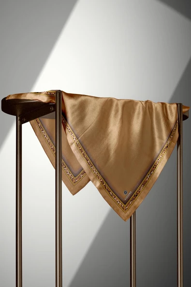 %100 Twill İpek Bordürü Leoparlı Düz Desenli Gold - Gold Renkli 90x90 Eşarp Dikim Şekli : El Dikişi - Resim 4