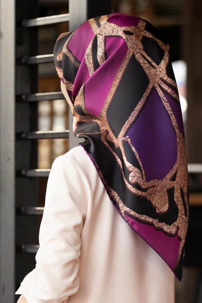 % 57 İPEK % 43 VİSKON Twill İpek Gold Efektli Geometrik Desenli Siyah - Mürdüm Renkli 90x90 Eşarp Dikim Şekli : El Dikişi ürün görseli