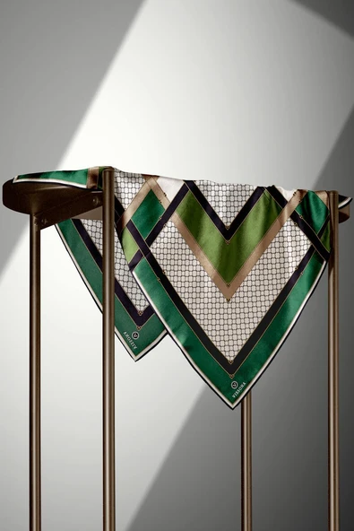 %100 Twill İpek Geometrik Desenli Zümrüt Yeşili - Siyah Renkli 90x90 Eşarp Dikim Şekli : El Dikişi - Resim 4