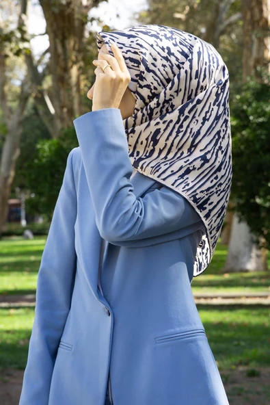 %100 Twill İpek Çizgi Desenli Krem - Lacivert Renkli 90x90 Eşarp Dikim Şekli : El Dikişi ürün görseli