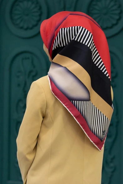 %100 Twill Renk Bloklu Çizgili Desenli Kırmızı - Bej Renkli 90x90 Eşarp Dikim Şekli: El Dikişii ürün görseli