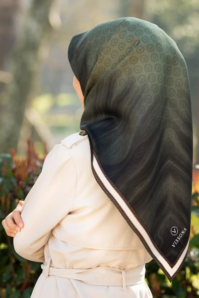 100% Twill İpek Monogram Desenli Haki Renkli 90x90 Dikim Şekli : El Dikişi Eşarp ürün görseli