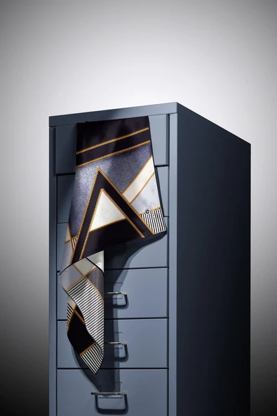 % 57 İPEK % 43 VİSKON Twill İpek Geometrik Desenli Gümüş - Siyah Renkli 90x90 Eşarp Dikim Şekli : El Dikişi - Resim 3