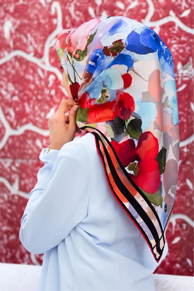 % 57 İPEK % 43 VİSKON Twill İpek Sulu Boyalı Çiçek Desenli Kırmızı - Bebe Mavisi Renkli 90x90 Eşarp Dikim Şekli : El Dikişi ürün görseli 1