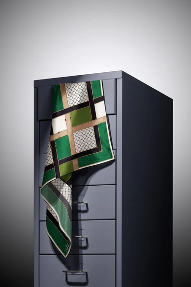 %100 Twill İpek Geometrik Desenli Zümrüt Yeşili - Siyah Renkli 90x90 Eşarp Dikim Şekli : El Dikişi - Resim 5