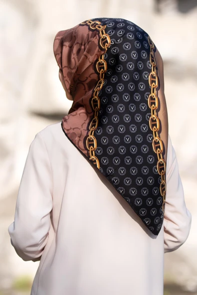 %100 Twill İpek Monogram Ve Zincir Desenli Haki - Bakır Renkli 90x90 Eşarp Dikim Şekli : El Dikişi ürün görseli 1