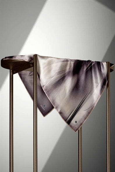 %100 Twill İpek Duman Desenli Bej Renkli 90x90 Eşarp Dikim Şekli : El Dikişi - Resim 4