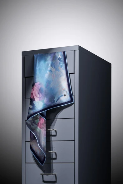 %100 Twill İpek Dumanlı Çiçek Desenli İndigo - Lacivert Renkli 90x90 Eşarp Kenar Dikiş Şekli El Dikişli - Resim 4