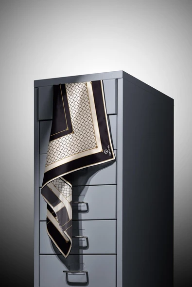 %100 Twill İpek Geometrik Desenli Siyah - Krem Renkli 90x90 Eşarp Dikim Şekli : El Dikişi - Resim 5