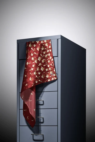 % 57 İPEK % 43 VİSKON Twill İpek Çiçek Desenli Bordo Renkli 90x90 Eşarp Dikim Şekli : El Dikişi - Resim 2