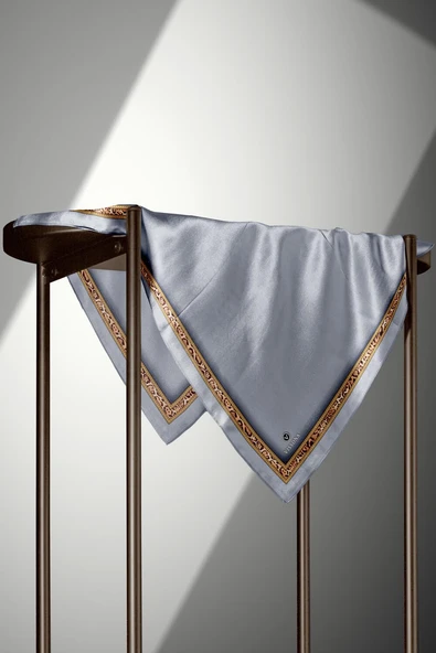 %100 Twill İpek Bordürü Leoparlı Düz Desenli Gümüş- Gold Renkli 90x90 Eşarp Dikim Şekli : El Dikişi - Resim 4