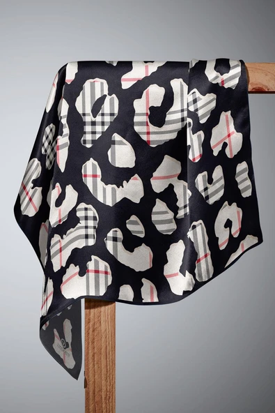 %100 Twill İpek Leopar Desenli Siyah - Krem Renkli 90x90 Eşarp Dikim Şekli : El Dikişi - Resim 3