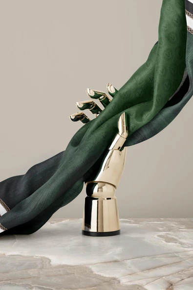 100% Twill İpek Monogram Desenli Zümrüt Yeşili Renkli 90x90 Dikim Şekli : El Dikişi Eşarp - Resim 6