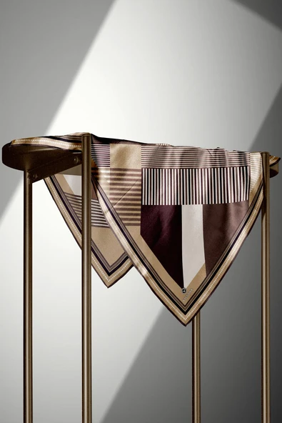%100 Twill İpek Geometrik Desenli Gold - Kahverengi Renkli 90x90 Eşarp Dikim Şekli : El Dikişi - Resim 2