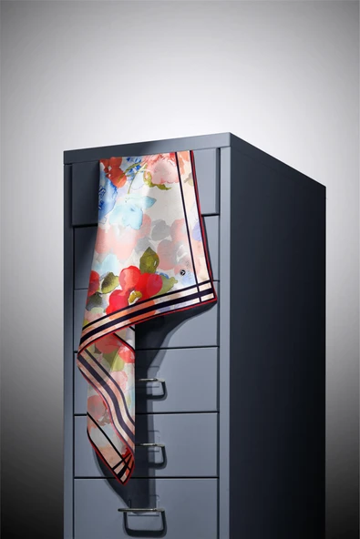 % 57 İPEK % 43 VİSKON Twill İpek Sulu Boyalı Çiçek Desenli Kırmızı - Bebe Mavisi Renkli 90x90 Eşarp Dikim Şekli : El Dikişi - Resim 3