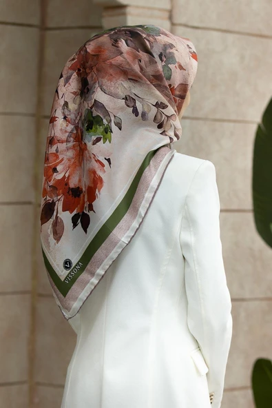 %100 Twill İpek Bahar Çiçekleri Desenli Narçiçeği - Haki Renkli 90x90 Eşarp Dikim Şekli : El Dikişi ürün görseli