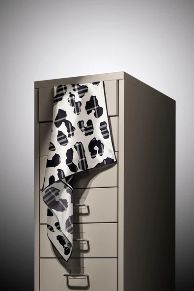 %100 Twill İpek Leopar Desenli Krem - Siyah Renkli 90x90 Eşarp Dikim Şekli : El Dikişi - Resim 5