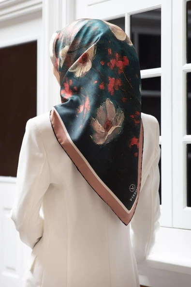 %100 Twill İpek Yağlı Boya Çiçek Desenli Petrol Yeşili Renkli 90x90 Eşarp Dikim Şekli : El Dikişi ürün görseli