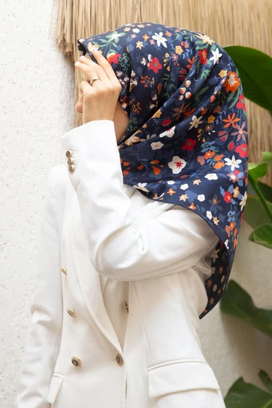 %100 Twill İpek Çıtır Çiçek Desenli Lacivert - Kırmızı Renkli 90x90 Eşarp Dikim Şekli : El Dikişi ürün görseli