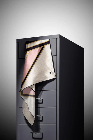 %100 Twill İpek Monogram ve Barok Desenli Pudra - Krem Renkli 90x90 Eşarp Dikim Şekli : El Dikişi - Resim 3